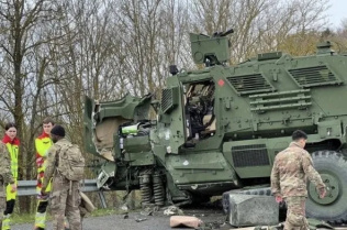 美军装甲车在德国公路相撞