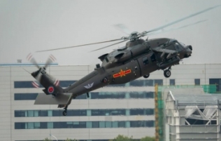 首次亮相！近距离看直-20T凌空画“凤凰”