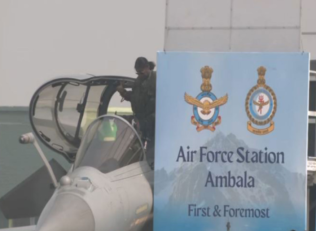 印度总统乘坐“阵风”战斗机，现场画面