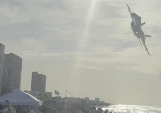 惊险一幕！美军战机低空飞行高速掠过人群上方