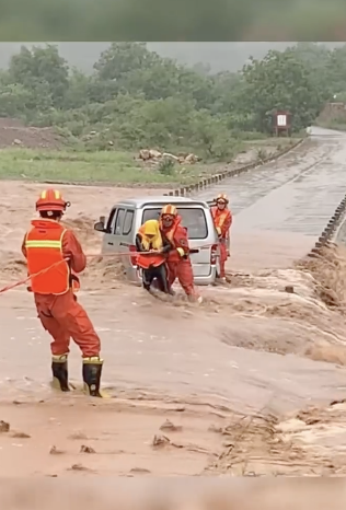 滚滚洪水中这一抹橙带来了安全感 金昌公安交警雨夜守护