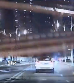 厦门一在建工地塔吊发生倒塌，万幸无人员受伤