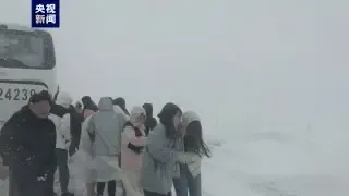 旅游大巴遇极端天气 青海紧急救援