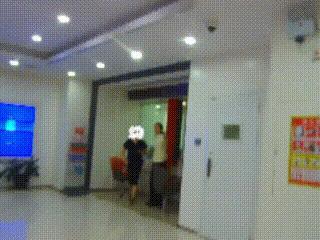 女子欲取390万银行民警劝阻 悬崖边的及时挽救