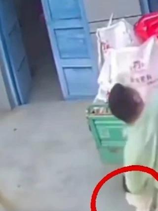 父亲用身体护住孩子被吊机砸中