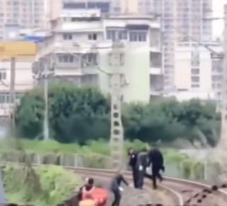 四川一男子进入铁轨被撞身亡!