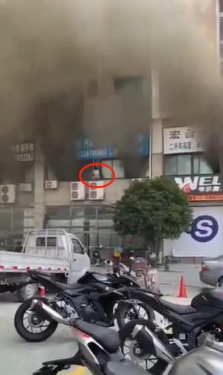 杭州一市场起火浓烟漫天 有人跳窗逃生！