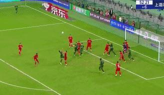 中超争议判罚！王燊超压哨踢人送点，媒体人不满：逃过红点套餐 裁判手下留情