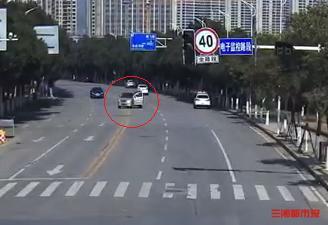 “无人驾驶”面包车马路上溜车 交警半分钟化险为夷