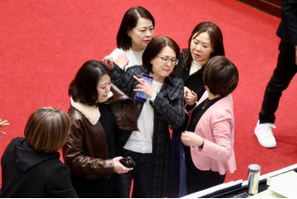 台立法机构爆发冲突 蓝绿阵营激烈对抗