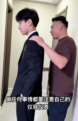 爸妈给儿子过十八岁生日礼看哭网友 几句话浓缩十八年情感