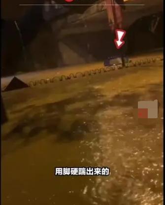 福建暴雨：男子开车被淹踹车门逃生 开车被困水中该怎么办？