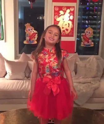 ▲2016年，前美国总统特朗普的女儿伊万卡曾在社交软件上分享其女儿阿拉贝拉（特朗普外孙女）用中文唱歌的视频，以庆祝中国农历新年。在视频里，阿拉贝拉穿着传统的红色刺绣服装，并用中文唱了一首中国诗歌。伊万卡称，视频是在2016年中国猴年前的大年二十九录制的。据悉，阿拉贝拉从她18个月大的时候就开始学习普通话，伊万卡也经常在网上分享自己女儿学习中国文化和语言的视频。