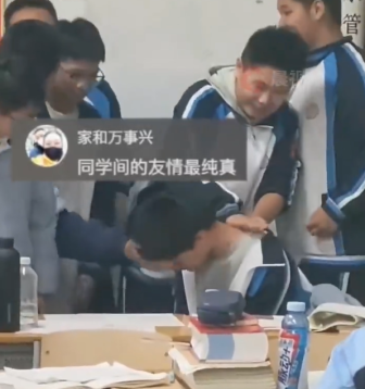 学生高烧 同学们帮忙物理降温