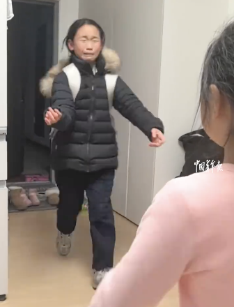 父母离婚姐妹俩时隔半年见面泪崩 手足情深触动人心