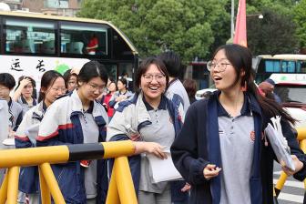 高考首日這些瞬間讓人印象深刻 考生與家長的溫馨互動(dòng)