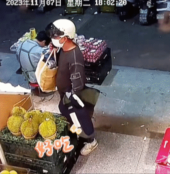 男子偷水果店榴莲被老板娘当场抓住