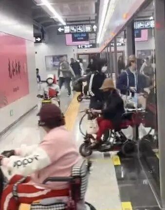 许多乘客从地铁汽车上骑了三轮电动。当地回应
