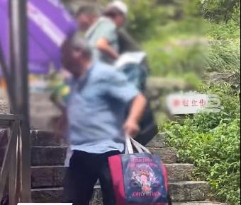 景区回应老人被泼水驱赶 网友：太过激，不理解！
