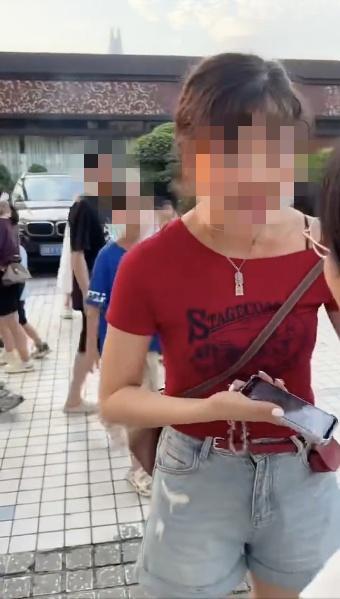 游客在洪崖洞遭拉拽拍照 重庆通报 旅拍推销引发纠纷