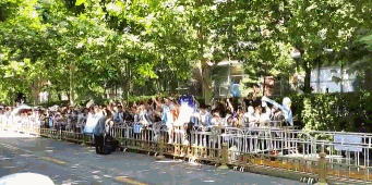 球迷在工体外狂喊梅西 阿根廷队的人气再度暴涨