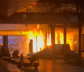 济南大学城商业街发生大火 爆炸瞬间两名消防员被火焰冲击的连连后退