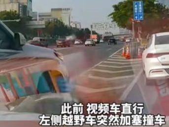 加塞被撞后泄愤踹车 车主当场报警 蛮横行为引发争议