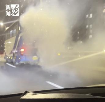 旅游大巴冒煙起火 司機竟毫無察覺 熱心市民及時提醒避免災難