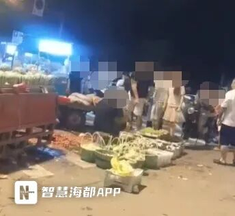 男子拿数个西瓜连砸摊贩头部
