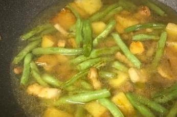 忙到没空做饭？20分钟搞定焖面，全家吃得香