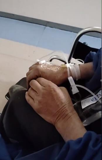 警方通报老人坐门口吃橘子被打倒 打人者短暂释放引争议