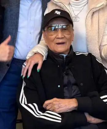 霍汶希曬與謝賢謝霆鋒一家合影 88歲謝賢氣場強(qiáng)大