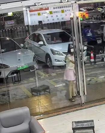 女孩推倒商家玻璃门淡定捋头发进店 大力出奇迹