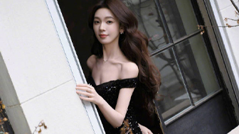 陈瑶身穿露肩黑色长裙大方展示肩颈线条