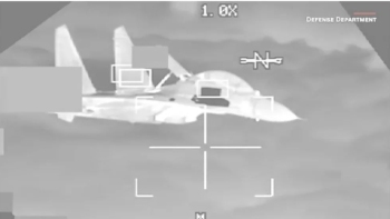 南海上空，歼-11对阵B-52，最近仅3米