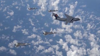 致敬英烈 “请您听一听我们的威龙呼啸”