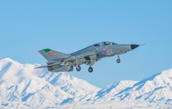 一键收藏！空军战机与雪山同框