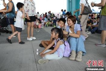 台湾多地举行龙舟赛 民众共度佳节，竞渡庆端午