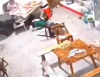 當?shù)鼗貞?yīng)4人家中打牌被飛來輪胎砸中 3人仍住院治療
