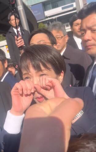 握手时听到球迷“挑衅” 高市早苗秒变“哭哭脸”走红网络 亲和力十足获赞