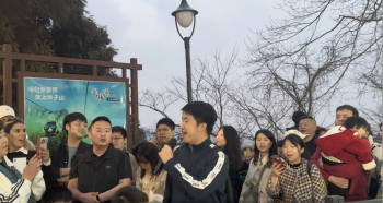 香港游客唱响《我和我的祖国》 爱国情怀感染众人