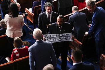 特朗普演讲时一议员举黑人不是猿横幅 抗议种族主义言论