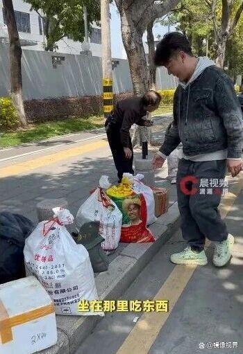 父亲坐30小时大巴送百斤特产 沉甸甸的父爱