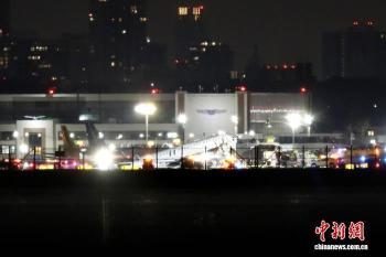 美国机场一客机和消防车相撞 2人死亡多人受伤