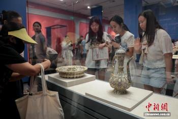俄罗斯皇室瑰宝亮相湖北武汉 珍稀文物展现俄历史风采