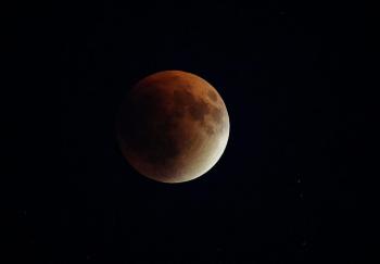 乌科学家称月球附近观测到多个UFO 神秘快速移动物体引发猜测