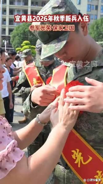妹妹送哥哥入伍上一秒微笑下一秒大哭 强颜欢笑下的情感较量
