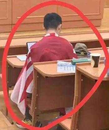 已被遣返，莫大将公布开除决定！南京籍留学生历史课上披旭日旗、桌放旧日军军帽，扒出诸多“精日”行为，曾涉“台独” 言论