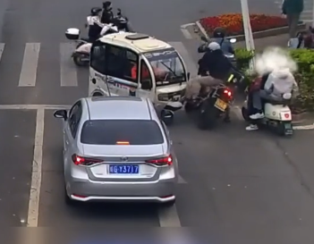 任性代步车撞倒摩托 交警：三轮车驾驶员全责