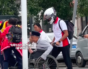 三名少年合力抬轮椅护送行动不便的老人上坡，助人后默默离开
